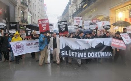 TAKSİM’DE “SİLUETİME DOKUNMA” PROTESTOSU GERÇEKLEŞTİRİLDİ
