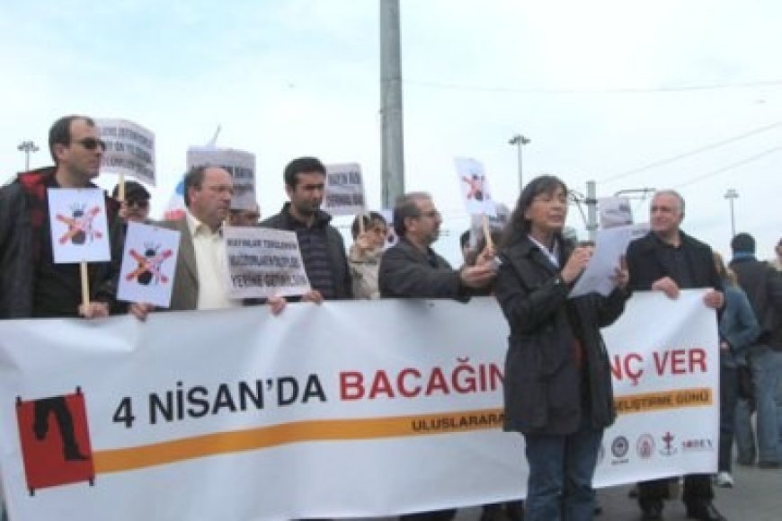 Taksim Meydanı’nda “Mayınsız Bir Türkiye ve Dünya İçin” Paçalar Sıvandı