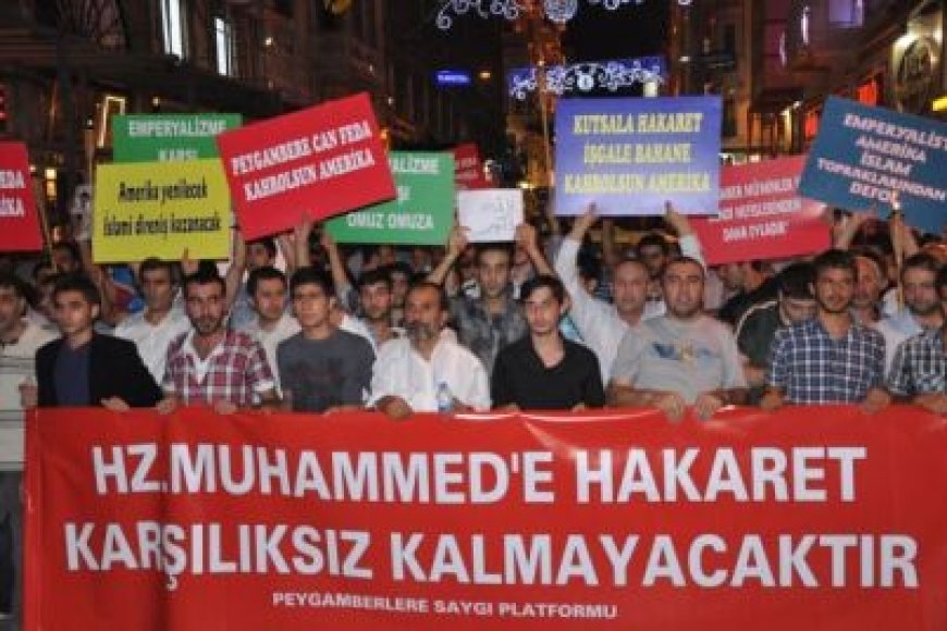 Peygamber'e Hakaret Eden Film, Meşaleli Yürüyüş İle Protesto Edildi