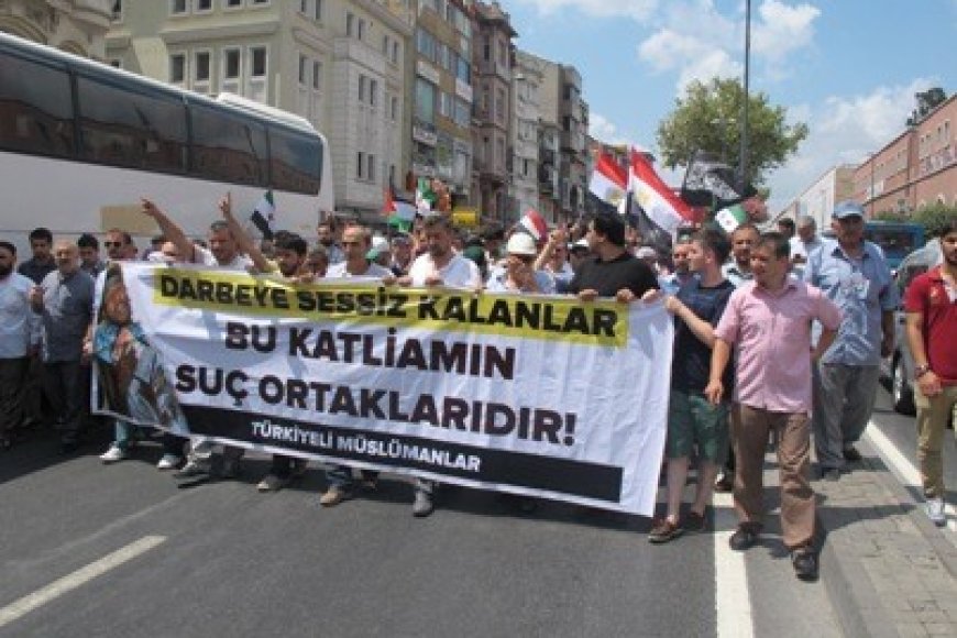 STK’lar Fatih Camiinde Darbecilerin Katliamını Protesto Etti