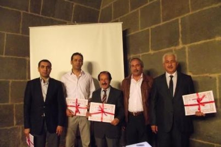 İNSAN HAKLARI SEMİNER KATILIMCILARINA BELGE VE PLAKETLERİ VERİLDİ