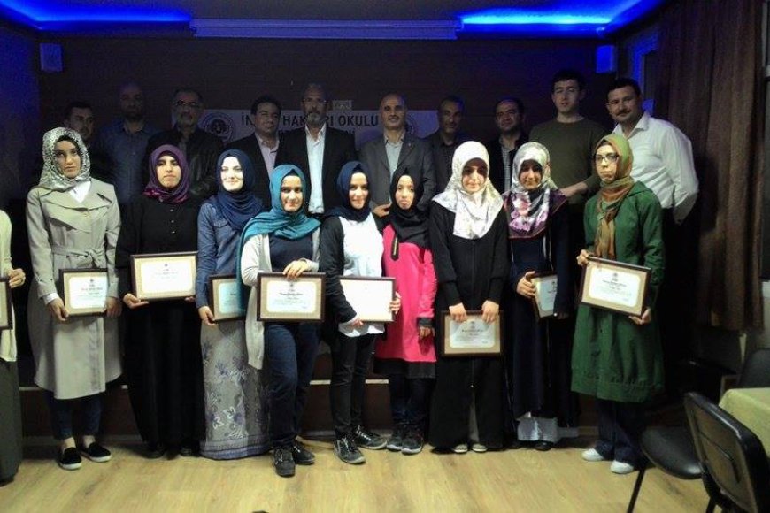 İNSAN HAKLARI OKULU MEZUNLARI SERTİFAKALARINI ALDI