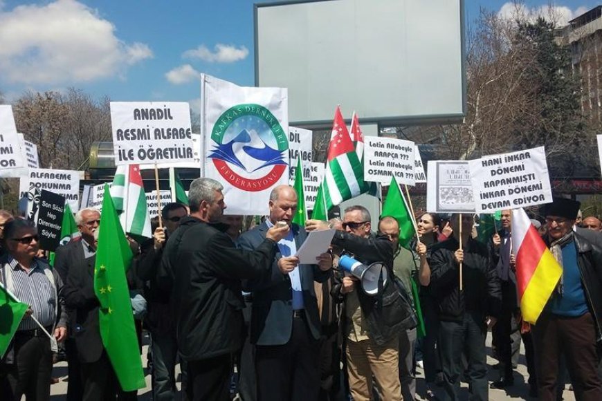MAZLUMDER Ankara Şubesi, KAFFED'in 'Anadil Resmi Alfabe ile Öğretilmelidir' Eylemine Destek için MEB Önündeydi