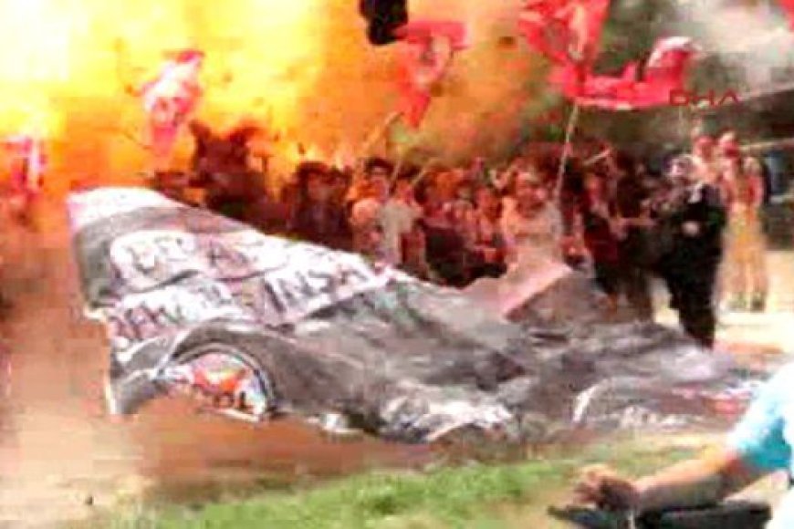 HALKLARIN BARIŞ VE HUZUR UMUTLARINI BOMBALARLA YIKAMAZSINIZ!