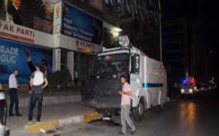 SİYASİ PARTİLERE YAPILAN SALDIRILARI KABUL ETMİYOR, KINIYORUZ!