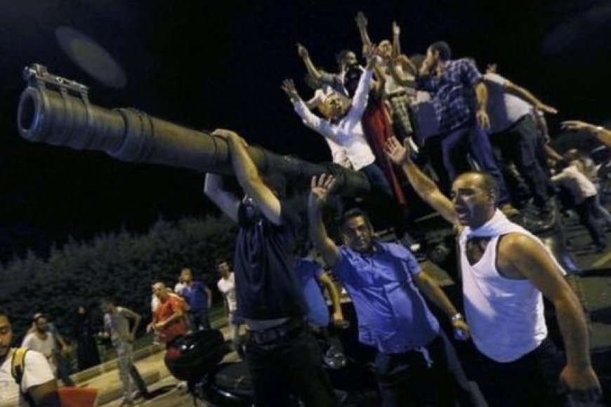 DARBE GİRİŞİMİNİ LANETLİYORUZ! MEYDANLARI BOŞALTMAYACAĞIZ!