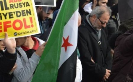 Suriyeli Dernekler Platformu  Özgürder ve MAZLUMDER-in aralarında bulunduğu bir gurupla  Doğu Guta'da yapılan katliamı  protest