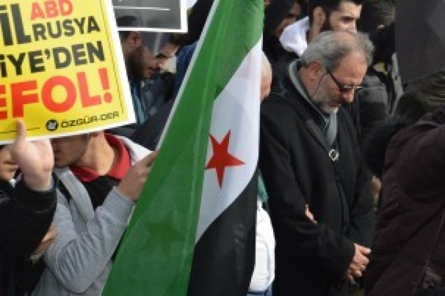 Suriyeli Dernekler Platformu  Özgürder ve MAZLUMDER-in aralarında bulunduğu bir gurupla  Doğu Guta'da yapılan katliamı  protest