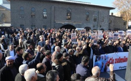 DOĞU TÜRKİSTAN’DA YAŞANAN ZULÜMLER DİYARBAKIR’DA CUMA NAMAZİ ÇIKIŞI ULU CAMİİ ÖNÜNDE PROTESTO EDİLDİ