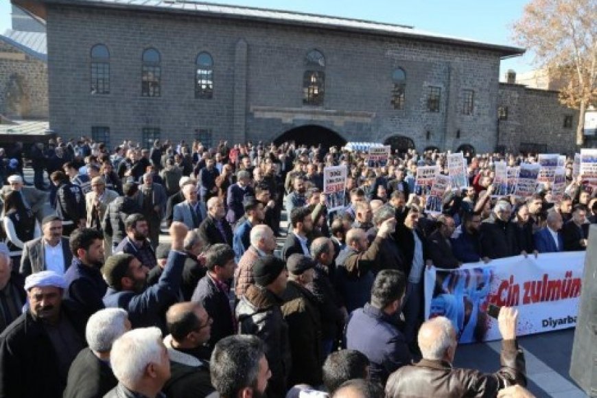 DOĞU TÜRKİSTAN’DA YAŞANAN ZULÜMLER DİYARBAKIR’DA CUMA NAMAZİ ÇIKIŞI ULU CAMİİ ÖNÜNDE PROTESTO EDİLDİ