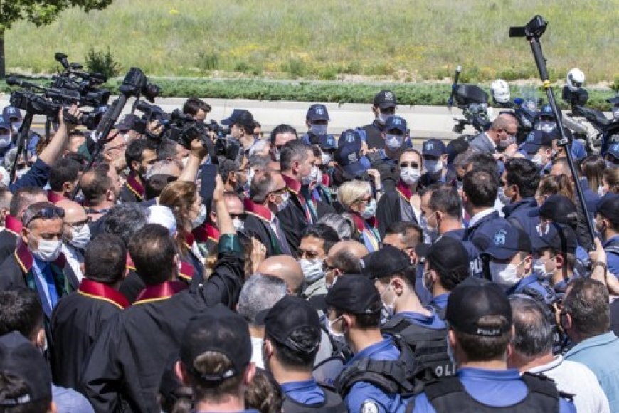 Barışçıl Gösteri Yürüyüşlerinin Engellenmesi Utanç Vericidir!