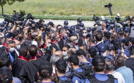 BARIŞÇIL GÖSTERİ YÜRÜYÜŞLERİNİN ENGELLENMESİ UTANÇ VERİCİDİR!