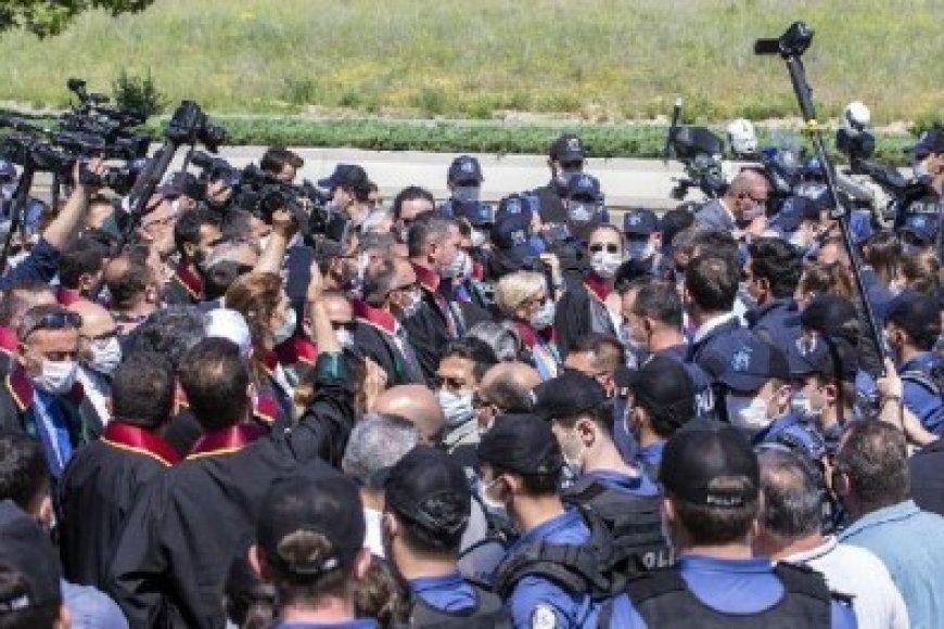 BARIŞÇIL GÖSTERİ YÜRÜYÜŞLERİNİN ENGELLENMESİ UTANÇ VERİCİDİR!